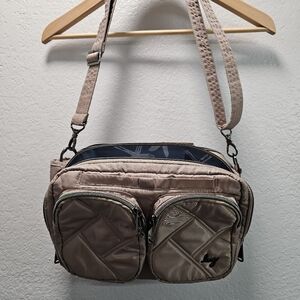 Lug rider crossbody